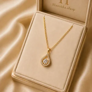 Hamida.shop loqolu qutuda təqdim olunan qızılı damla formalı qaşlı boyunbağı