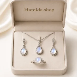 Hamida.shop qutusunda ay daşı ilə hazırlanmış boyunbağı, sırğa və üzükdən ibarət gümüşü aksesuar dəsti