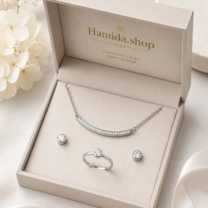 Hamida.shop üçün qutuda təqdim olunan gümüşü rəngli qaralmayan polad boyunbağı, sırğa və üzük dəsti