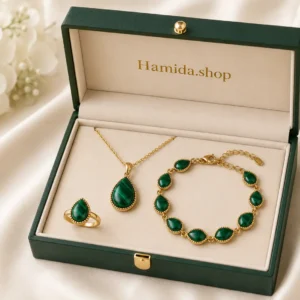 Hamida.shop yazılı qutuda qızılı rəngli malaxit daşlı boyunbağı, bilərzik və üzük aksesuar dəsti